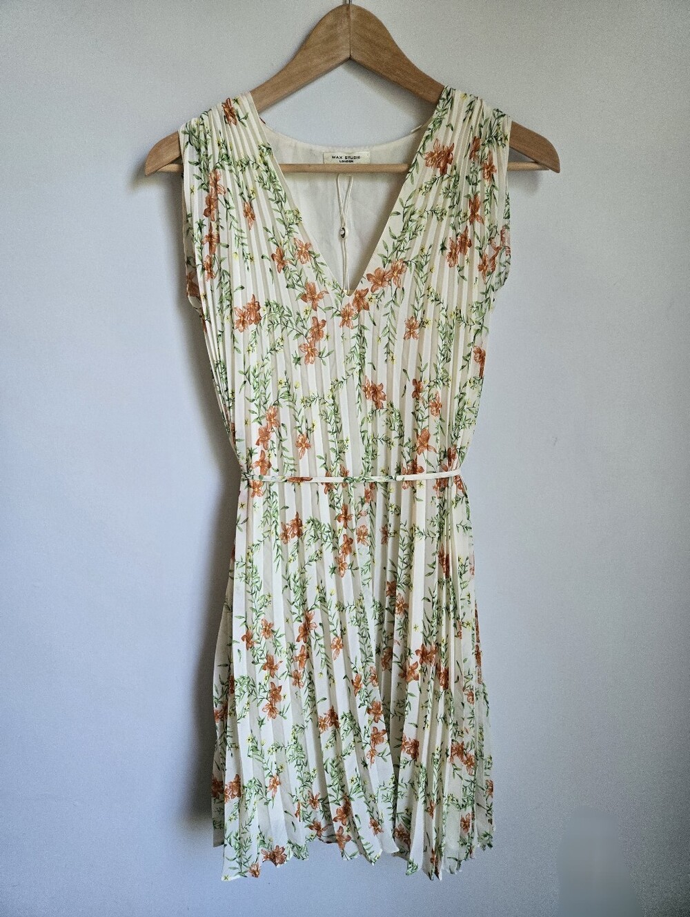 New MAX STUDIO Floral V-Neck Pleated Dress in Cream, Orange And Green